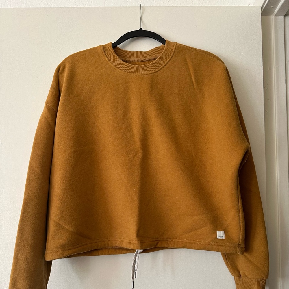 Vuori crewneck sweatshirt, size small. EUC SHIPS FREE